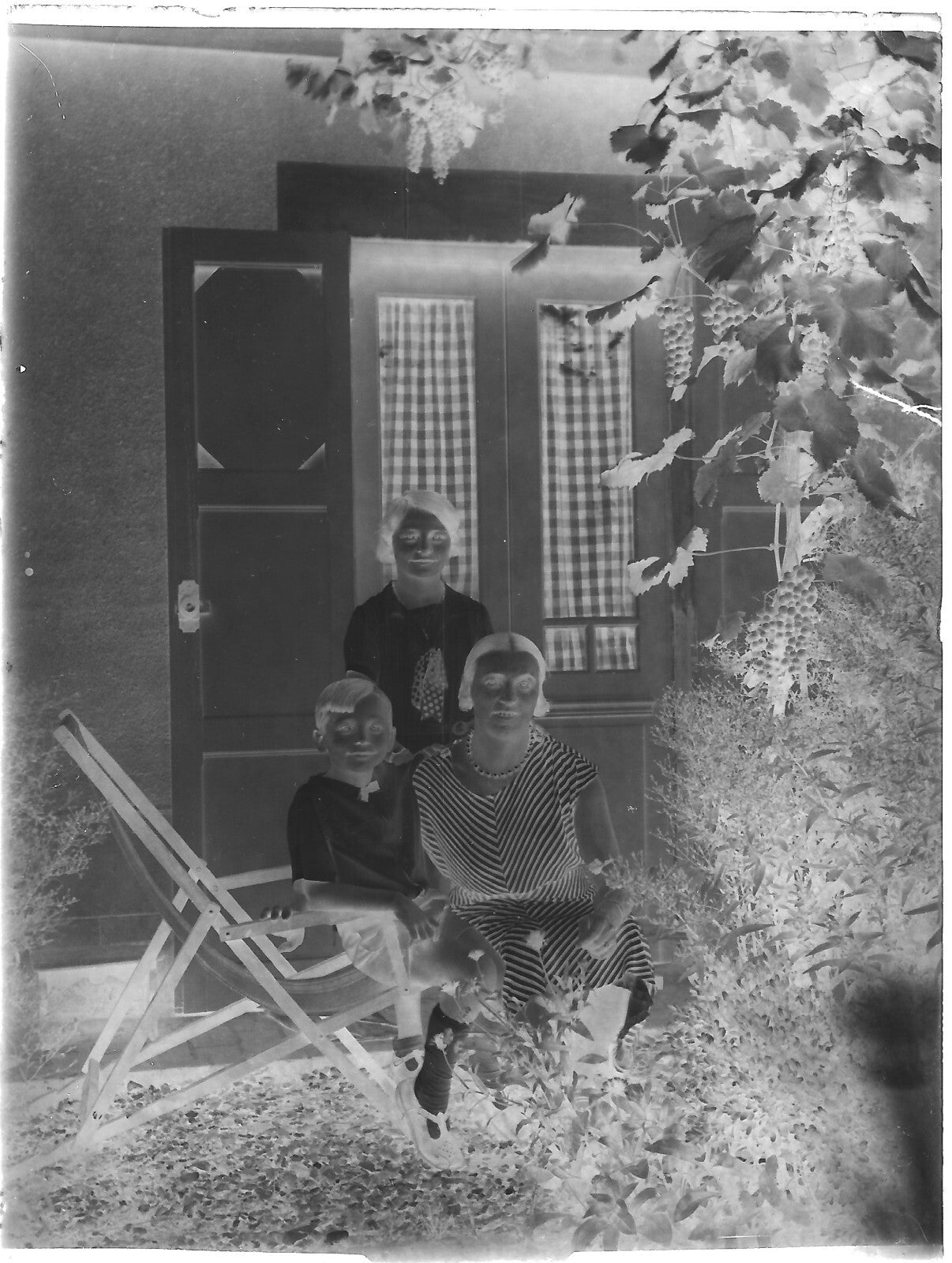 Plaque verre photo ancienne négatif noir et blanc 9x12 cm maman enfants vintage