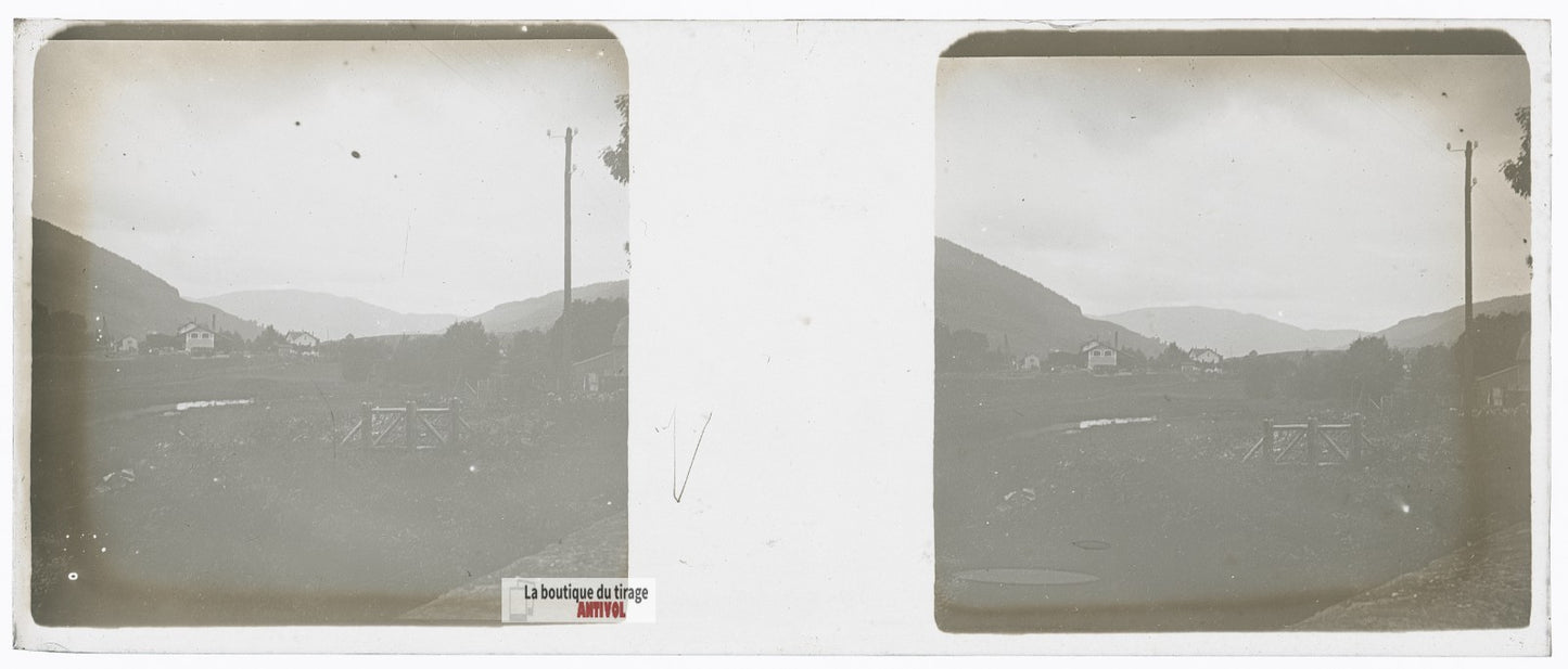 Village de vallée vosgienne, plaque verre stéréo, photo ancienne 4,5x10,7 cm