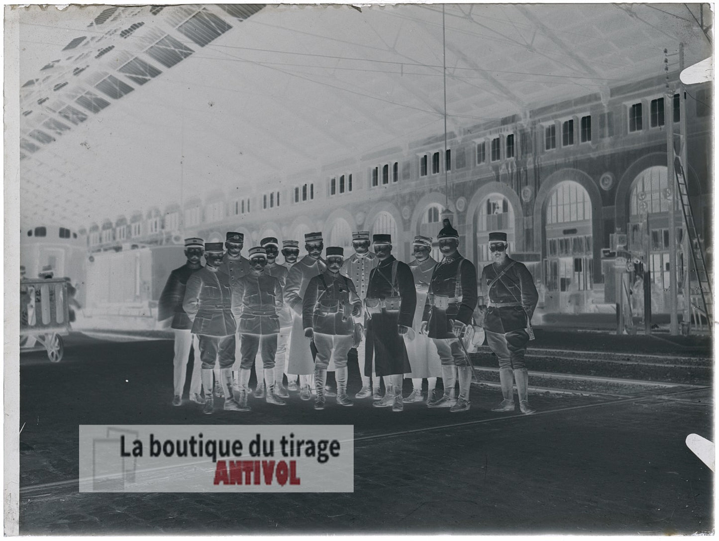 Groupe d’officiers, gare, plaque verre, photo ancienne, négatif 9x12 cm