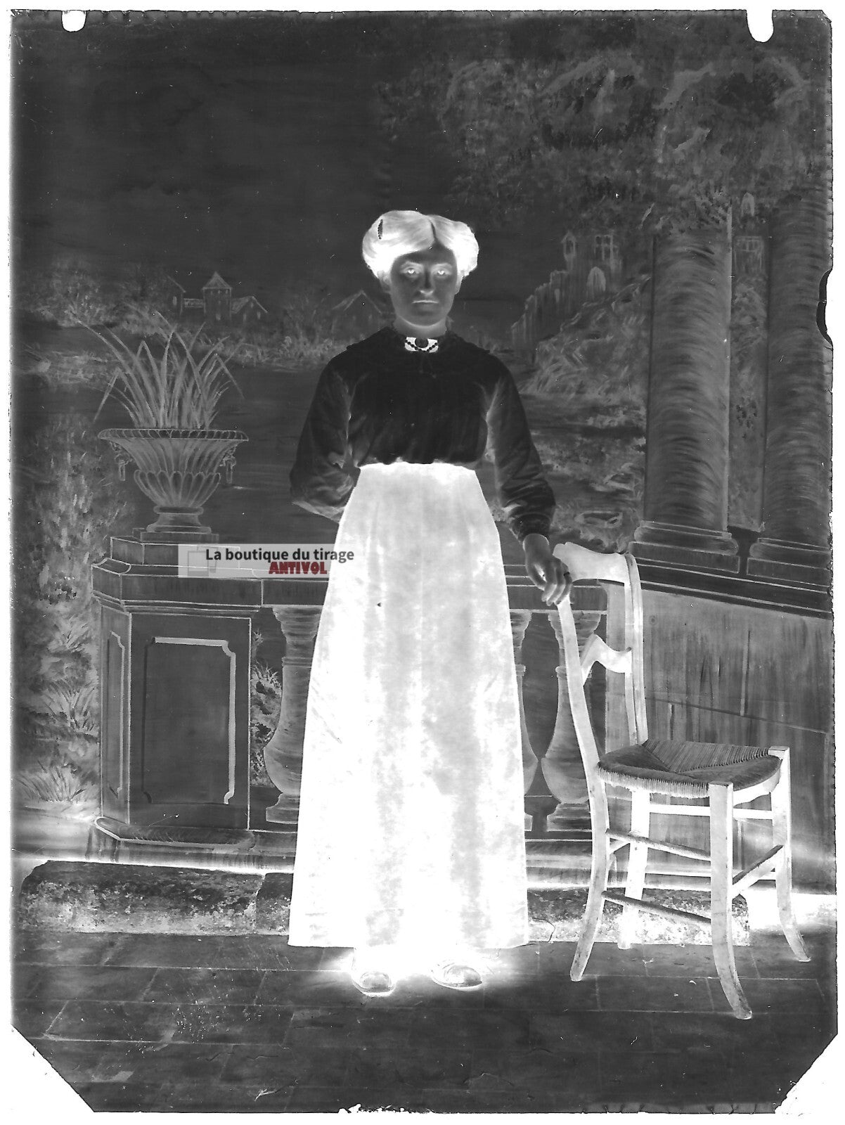 Plaque de verre photo ancienne négatif noir et blanc 9x12 cm femme robe vintage