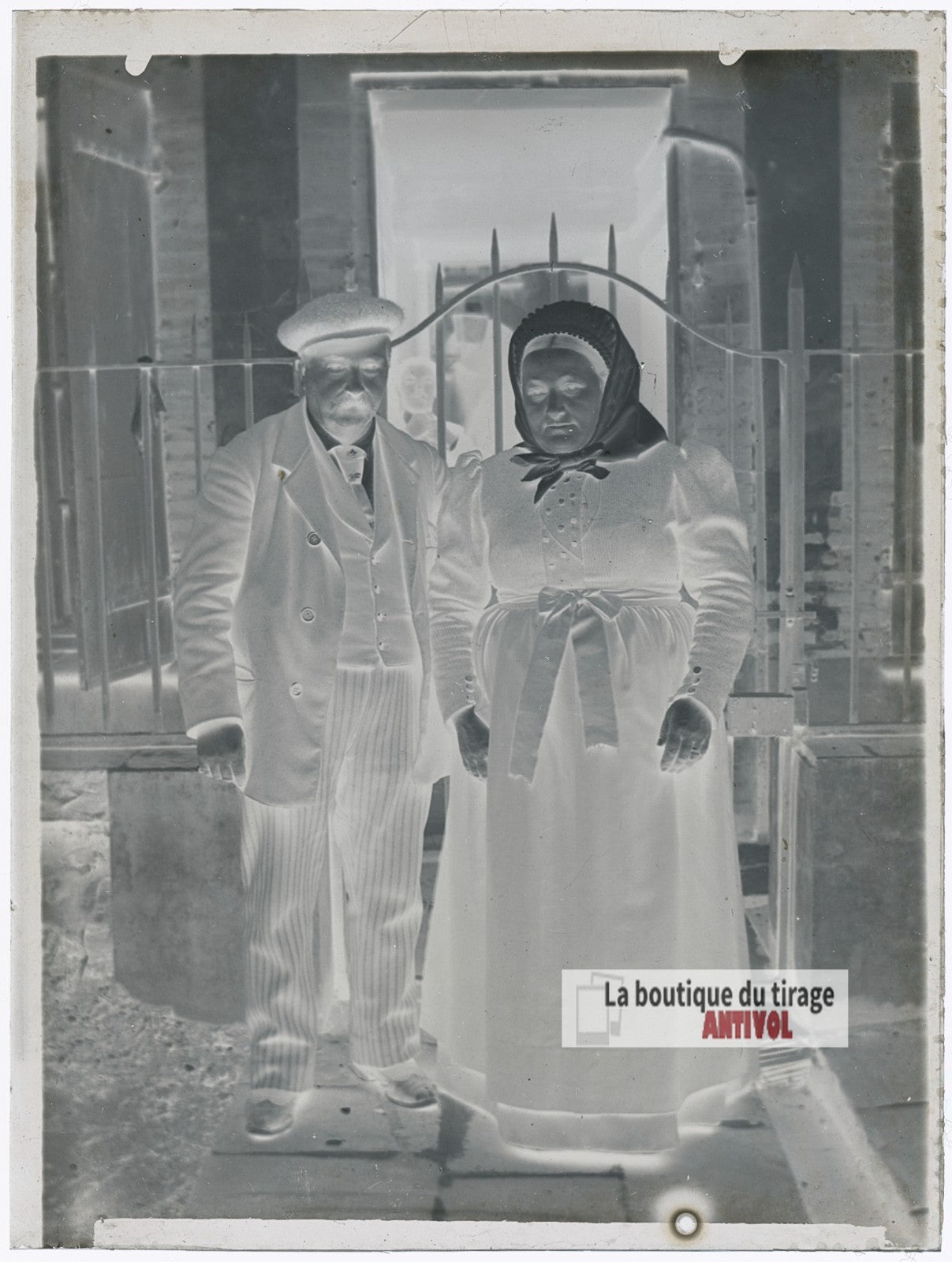 Couple en costume traditionnel, plaque verre photo ancienne, négatif 9x12 cm