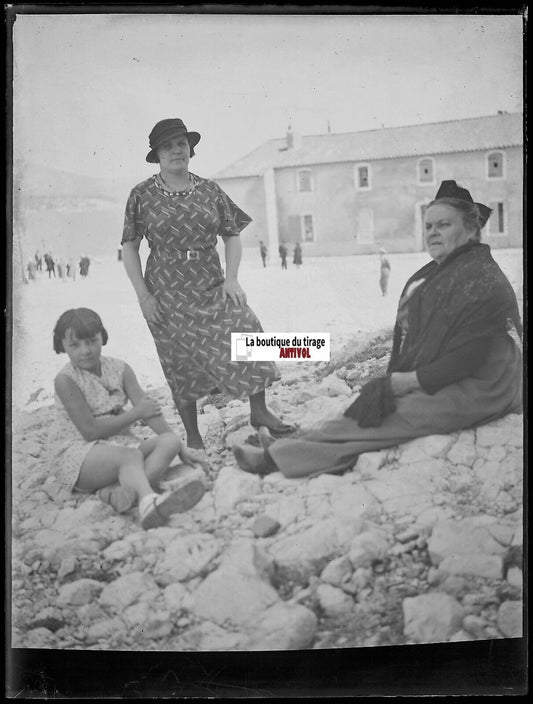 Femmes robe, village, Plaque verre photo ancienne, négatif noir & blanc 9x12 cm