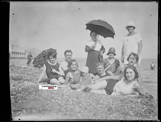 Famille, plage, Plaque verre photo ancienne, négatif noir & blanc 9x12 cm