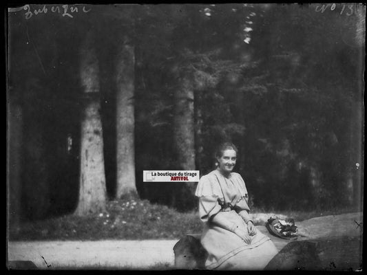 Plaque verre photo ancien négatif noir et blanc 9x12 cm femme jardin robe France