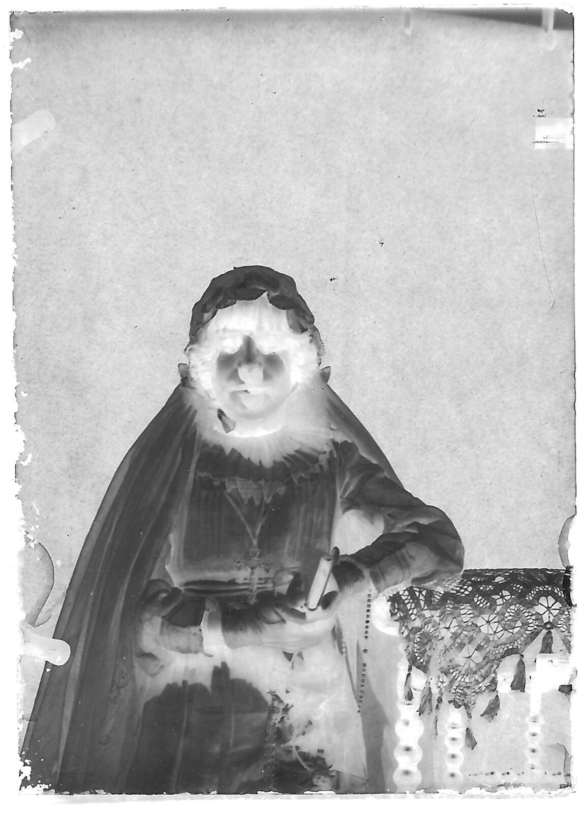 Plaque verre photo ancienne noir et blanc négatif 6x9 cm femme robe dame vintage