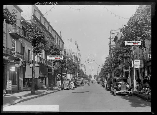 Plaque verre photo ancienne négatif noir et blanc 13x18 cm Vichy, rue de Paris