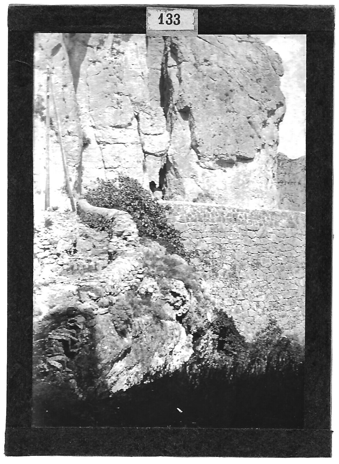 Plaque verre photo ancienne positif noir et blanc 6x9 cm Cévennes France falaise