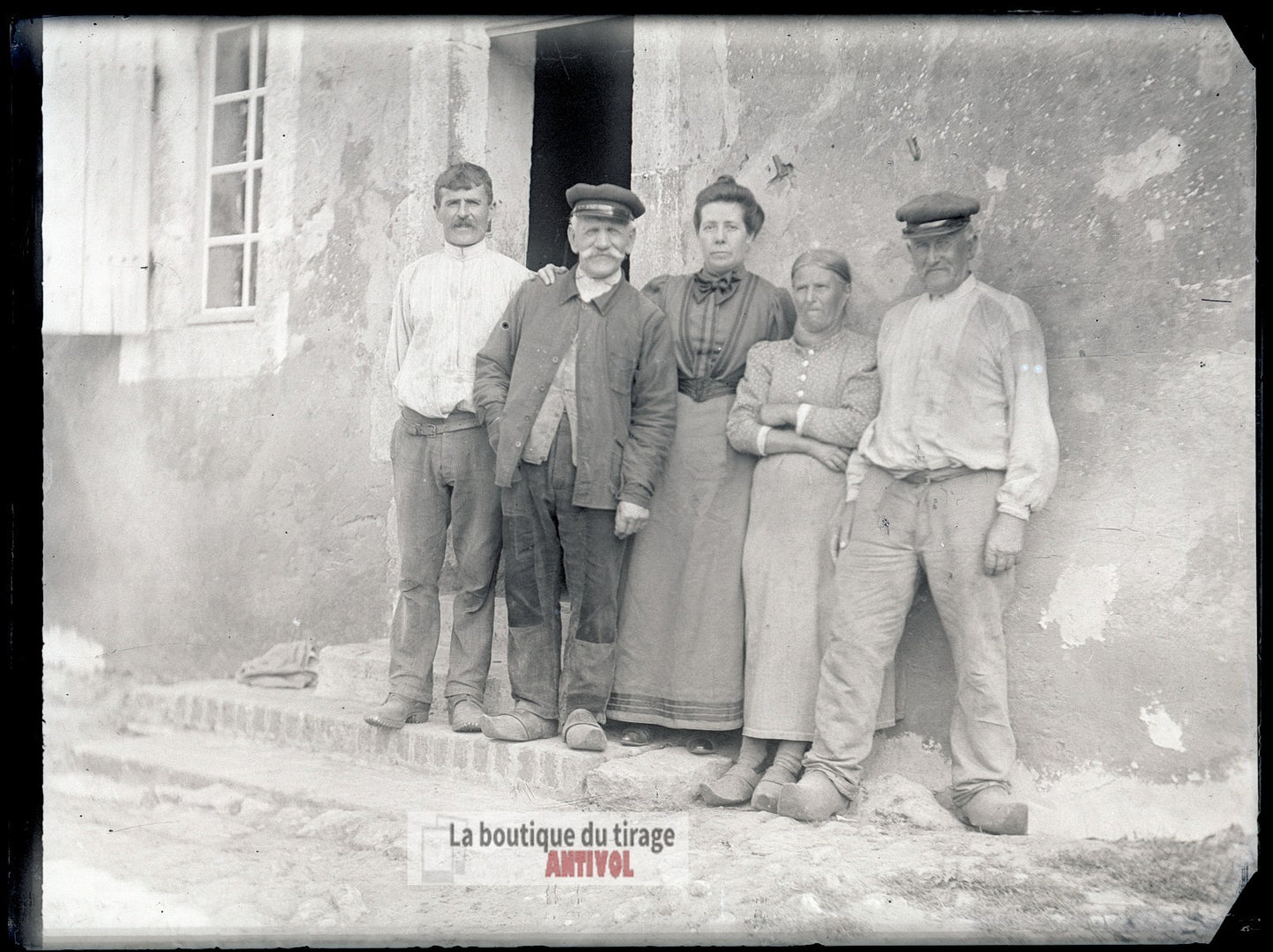 Famille de fermiers, maison, plaque verre, photo ancienne, négatif 9x12 cm