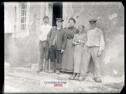 Famille de fermiers, maison, plaque verre, photo ancienne, négatif 9x12 cm