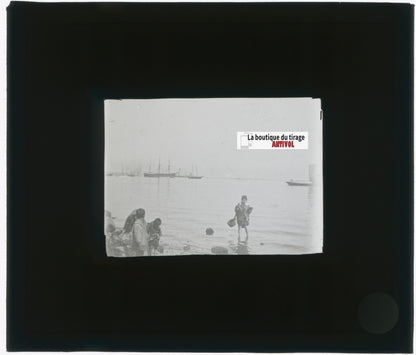 Personnages, mer, Japon, photo plaque verre, noir & blanc, positif 8,5x10 cm