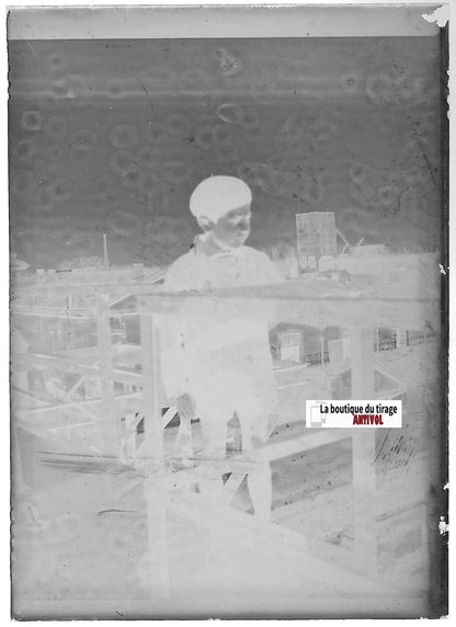 Usine, garçon, Plaque verre photo ancienne, négatif noir & blanc 6x9 cm