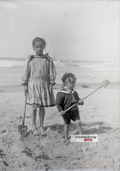 Jeunes enfants, sable, Berck-Plage, plaque verre photo ancienne, négatif 9x12 cm
