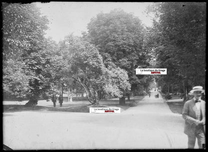 Plaque verre photo ancienne négatif noir et blanc 13x18 cm Vittel parc public