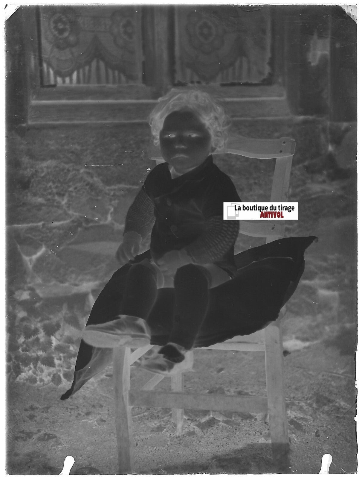 Petite fille, chaise, plaque verre photo ancienne, négatif noir & blanc 9x12 cm