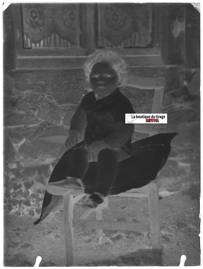 Petite fille, chaise, plaque verre photo ancienne, négatif noir & blanc 9x12 cm