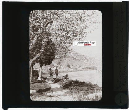 Fontaine-de-Vaucluse, vélos, photo ancienne plaque de verre, positif 8,5x10 cm