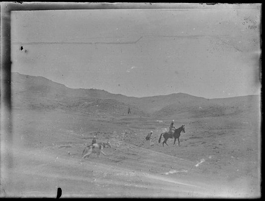 Plaque verre photo ancienne noir et blanc négatif 9x12 cm désert cheval hommes