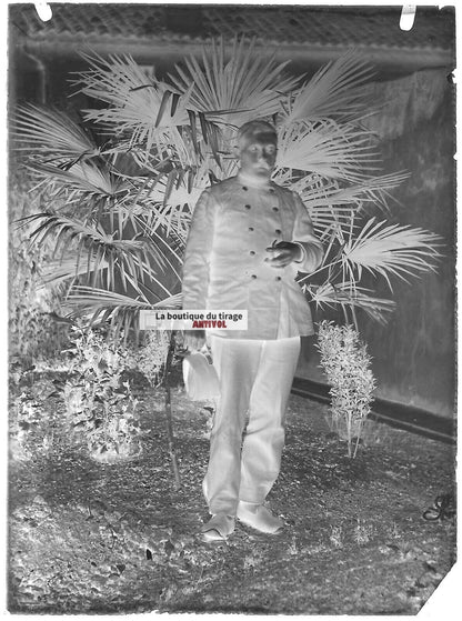 Plaque verre photo ancienne négatif noir et blanc 9x12 cm soldat pipe jardin 