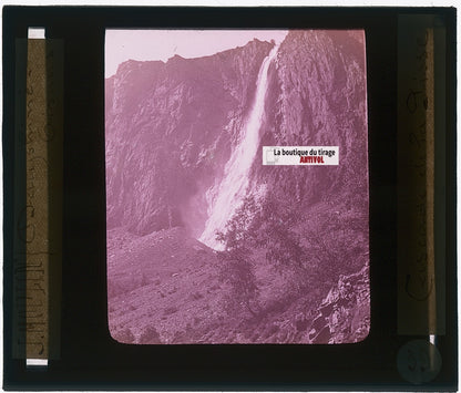 Cascade de la Pisse, photo J. Moulin, plaque verre couleur, positif 8,5x10 cm