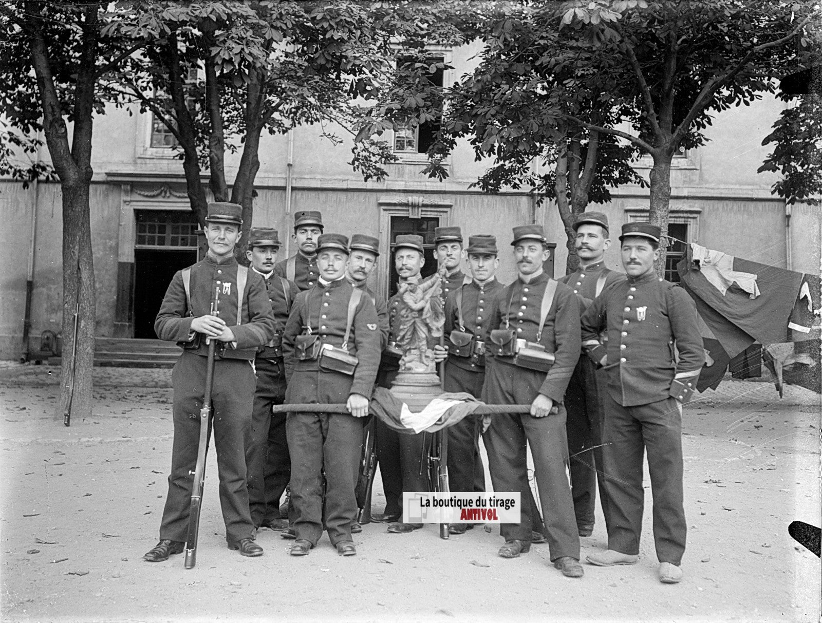 Groupe de soldats, caserne, plaque verre, photo ancienne, négatif N&B 9x12 cm