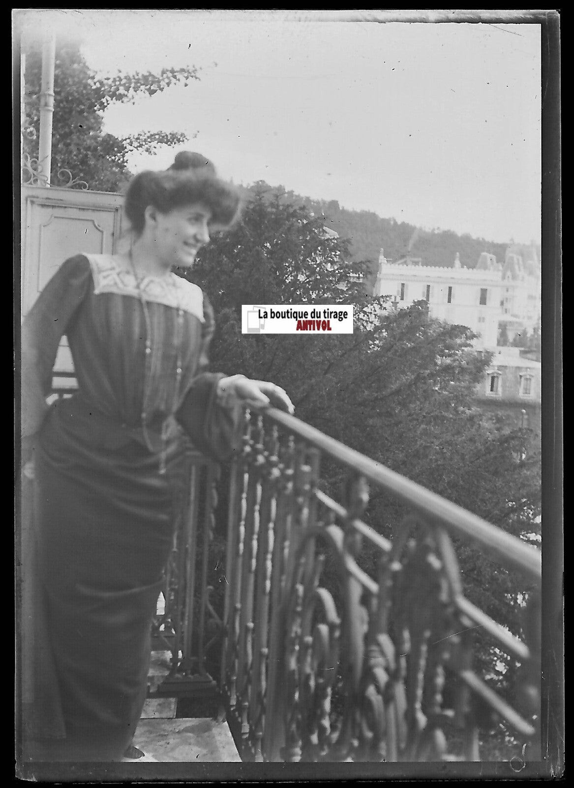 Balcon, femme robe, Plaque verre photo, négatif ancien noir & blanc 6x9 cm