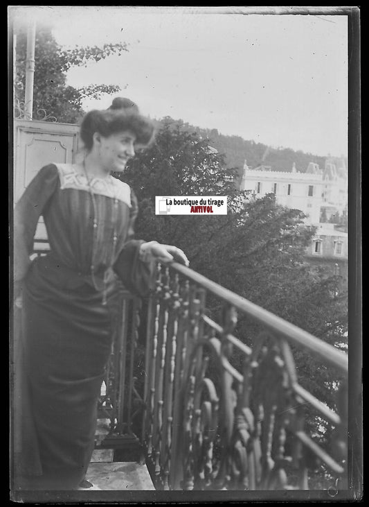 Balcon, femme robe, Plaque verre photo, négatif ancien noir & blanc 6x9 cm