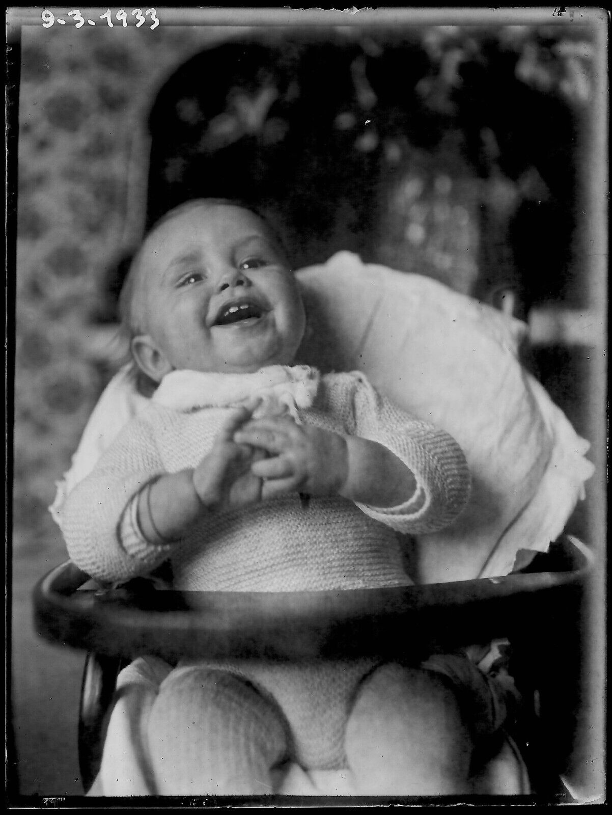 Plaque verre photo ancienne négatif noir et blanc 9x12 cm bébé rire enfant 