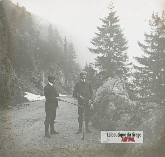 Promeneurs, montagne, plaque verre stéréo, photo ancienne 4,5x10,7 cm