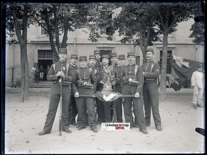 Groupe de soldats, trophée, plaque verre, photo ancienne, négatif N&B 9x12 cm