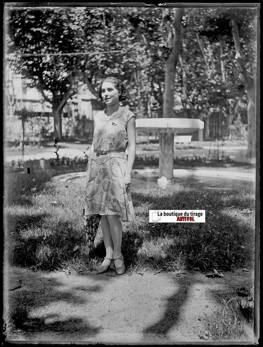 Belle dame robe, parc, Plaque verre photo ancienne, négatif noir & blanc 9x12 cm