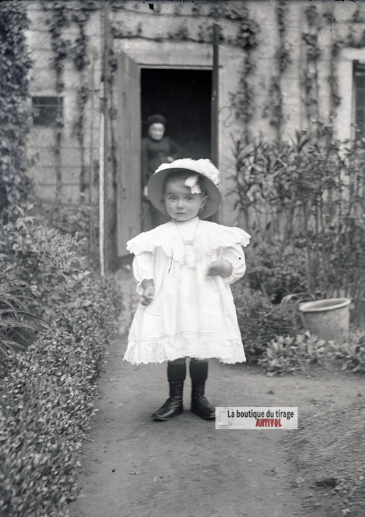 Fillette au chapeau, jardin, plaque verre photo ancienne, négatif 9x12 cm