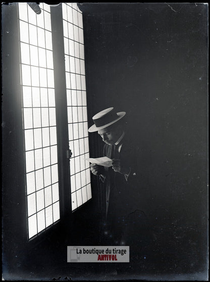 Homme, personnage, fenêtre, plaque verre, photo ancienne, négatif 9x12 cm