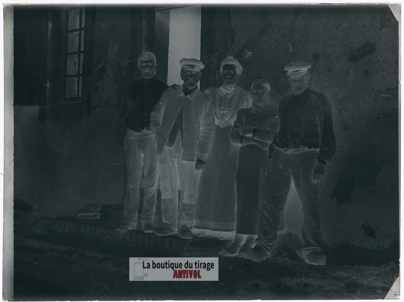Famille de fermiers, maison, plaque verre, photo ancienne, négatif 9x12 cm