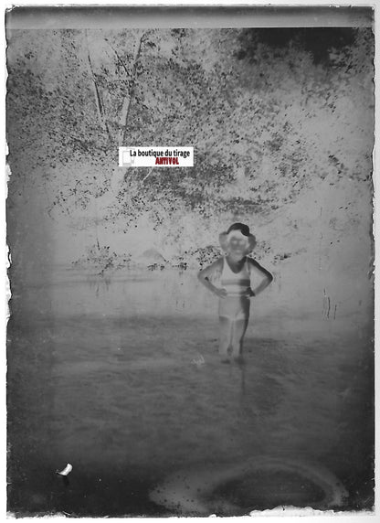 Garçon, baignade, Plaque verre photo ancienne, négatif noir & blanc 6x9 cm