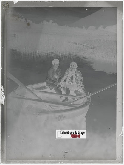 Jeunes femmes barque, photo ancienne plaque verre, négatif noir & blanc, 9x12 cm