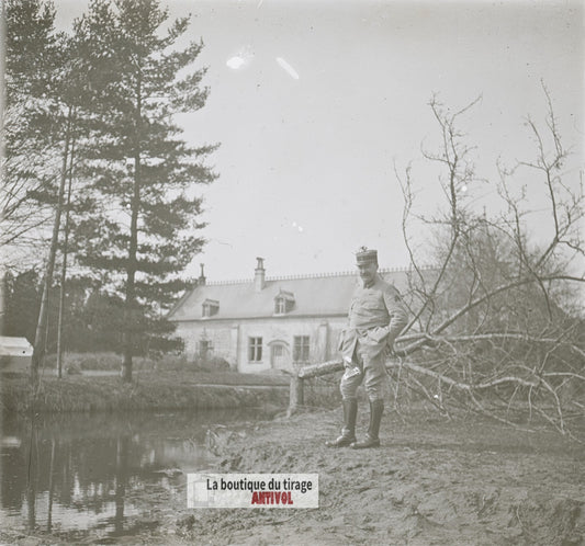 Officier français, étang, guerre WW1, plaque verre photo ancienne stéréo 6x13 cm