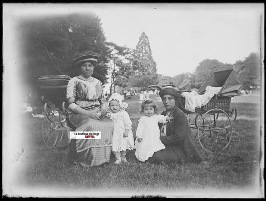 Maman, enfants, Plaque verre photo ancienne, négatif noir & blanc 9x12 cm