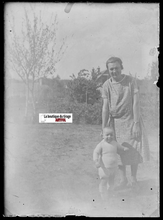 Jeu, bébé, femme, Plaque verre photo ancienne, négatif noir & blanc 6x9 cm