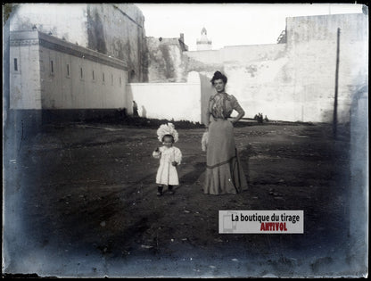 Jeune mère et enfant, Algérie, plaque verre photo ancienne, négatif 9x12 cm