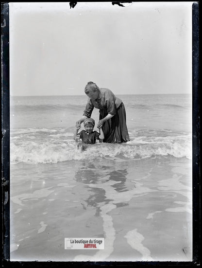 Berck-sur-Mer, enfant baignade, plaque verre photo ancienne, négatif 9x12 cm