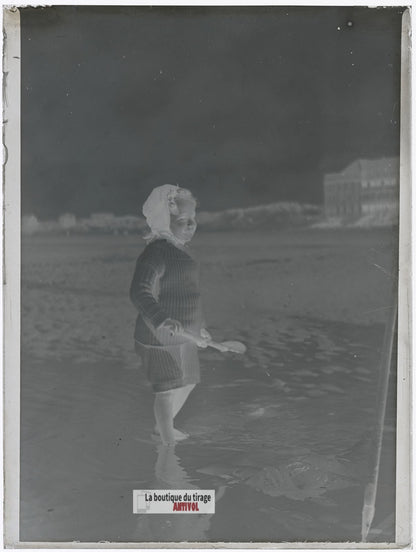 Enfant à la pelle, Berck-sur-Mer, plaque verre photo ancienne, négatif 9x12 cm