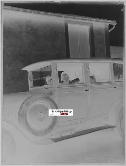 Dame, voiture, France, Plaque verre photo ancienne, négatif noir & blanc 9x12 cm