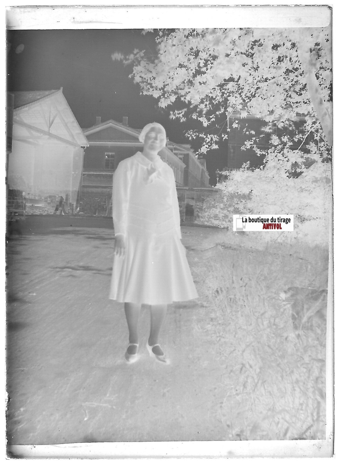 Femme, robe, France, Plaque verre photo ancienne, négatif noir & blanc 6x9 cm