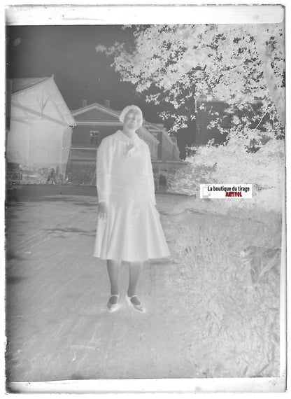 Femme, robe, France, Plaque verre photo ancienne, négatif noir & blanc 6x9 cm