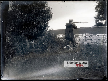 Chasseur au fusil et chien, plaque verre photo ancienne, négatif 9x12 cm