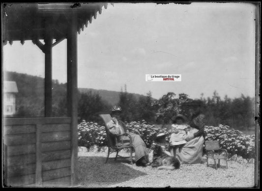 Plaque verre photo ancienne négatif noir et blanc 13x18 cm enfants jardin France