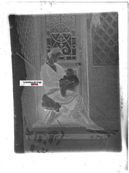 Bébé, dame, France, Plaque verre photo ancienne, négatif noir & blanc 9x12 cm