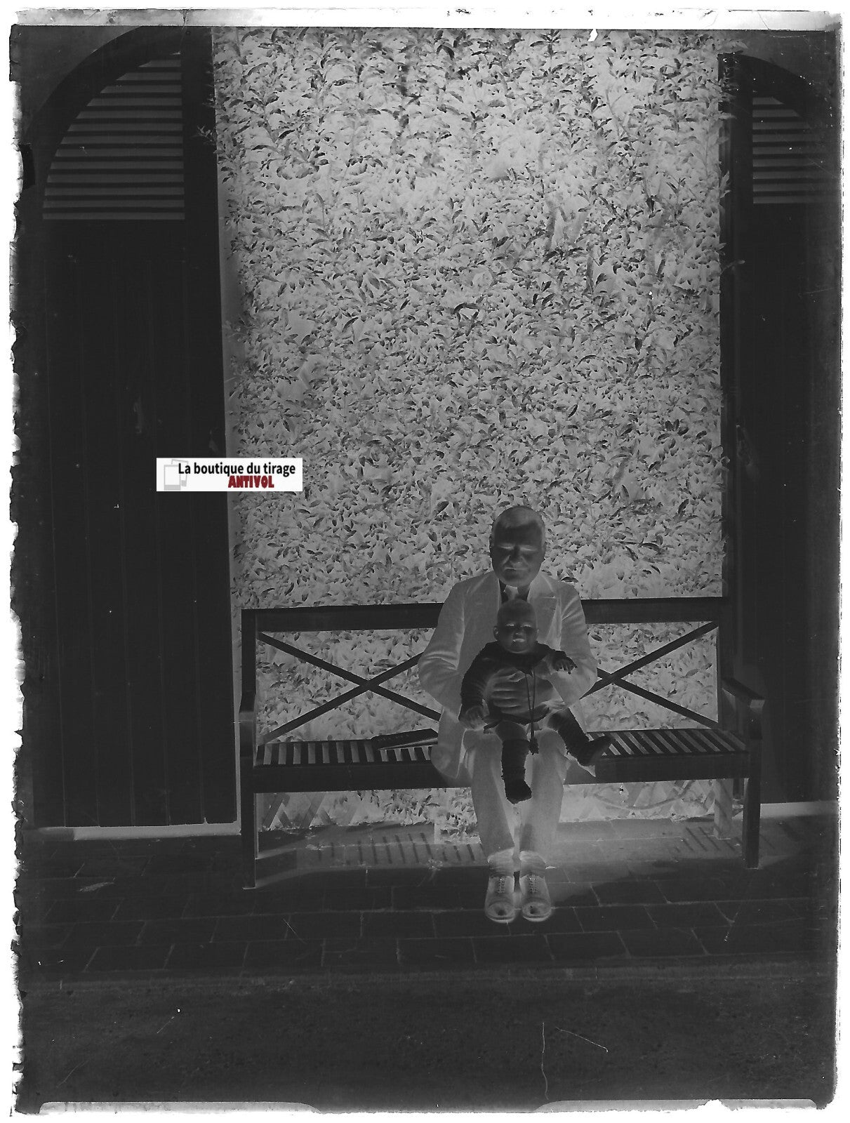 Bébé, château, père, Plaque verre photo ancienne, négatif noir & blanc 9x12 cm