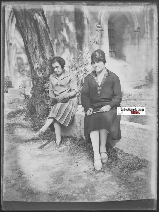 Femmes devant église, Plaque verre photo ancienne, négatif noir & blanc 9x12 cm