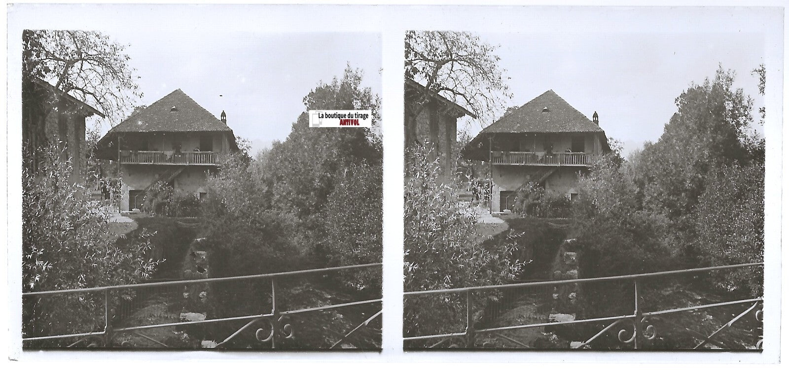 Maison village, rivière, Plaque verre photo stéréo, positif noir & blanc 6x13 cm